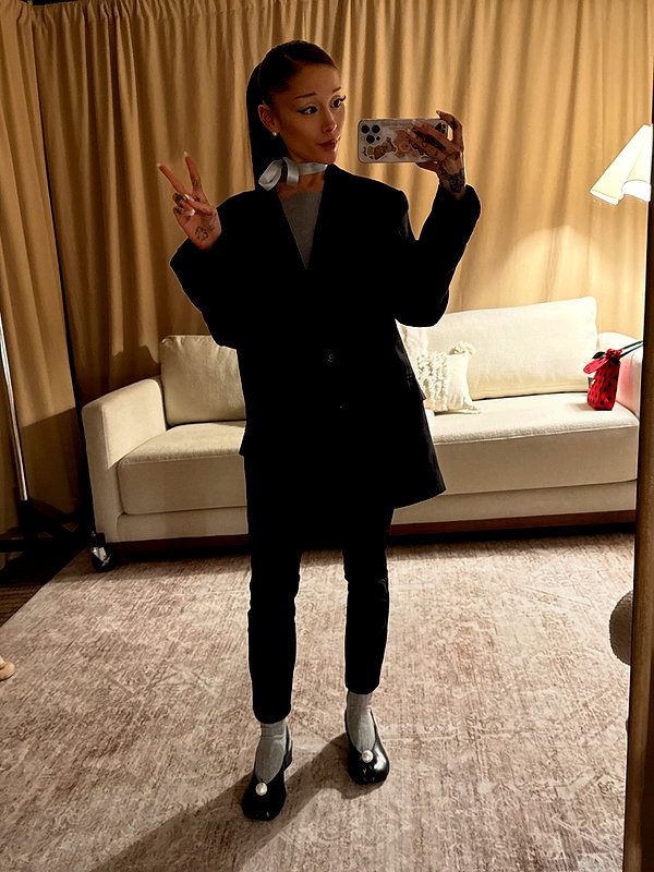 arianagrande instagram image archive image