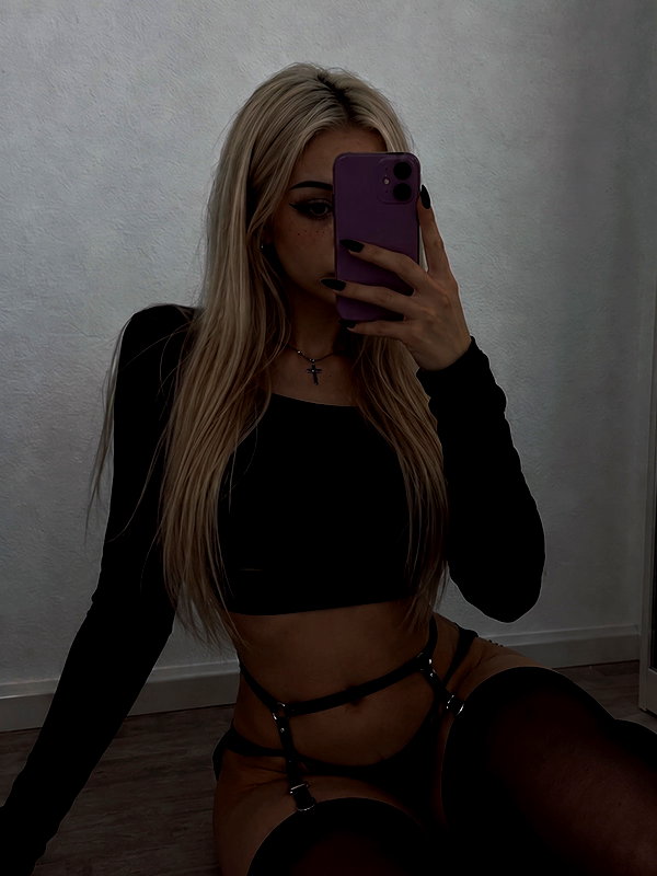 icy.vixen1_ instagram image archive image