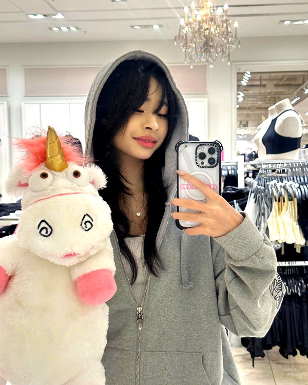 princessamelia_official instagram image archive image