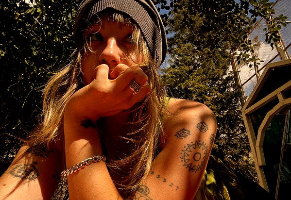 _femalien instagram image archive image