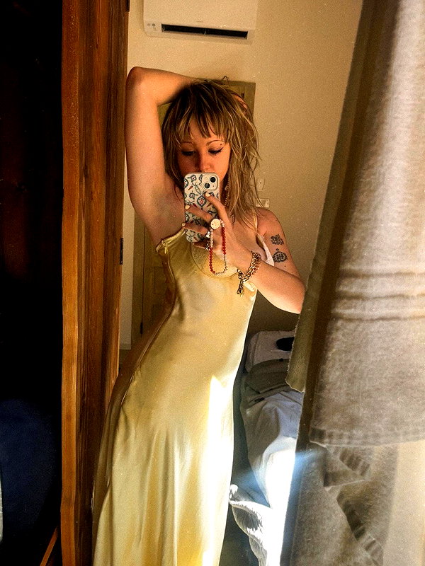 _femalien instagram image archive image