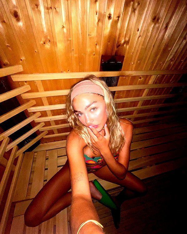 maya.keyy instagram image archive image