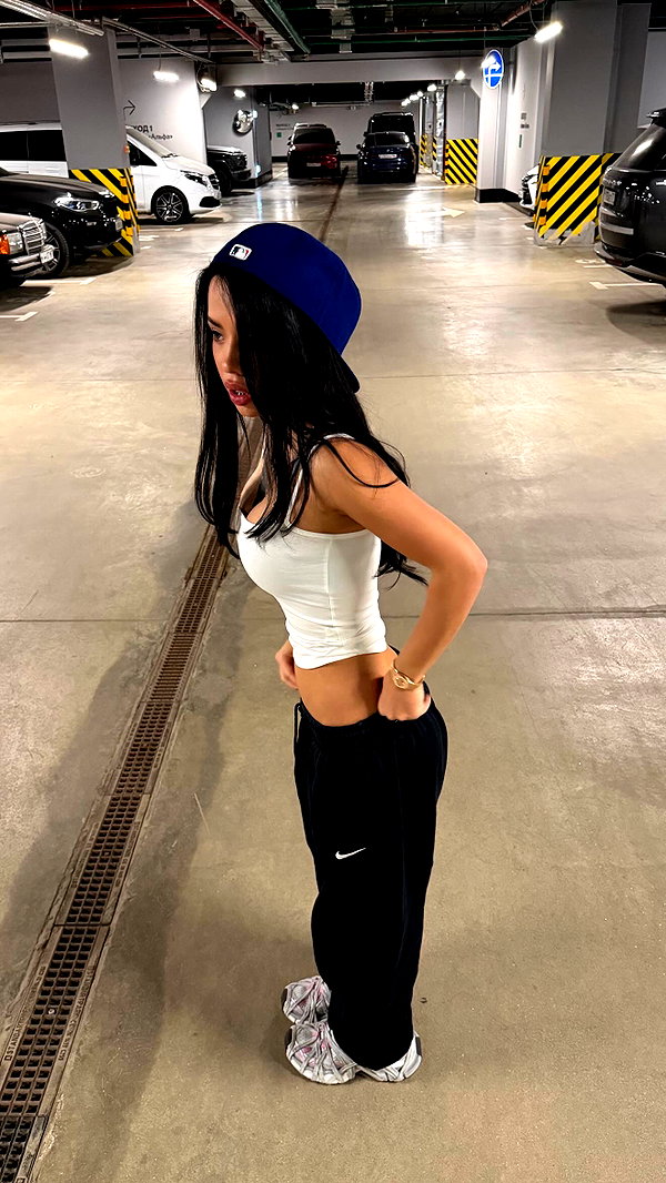 lyna_com2000 instagram image archive image
