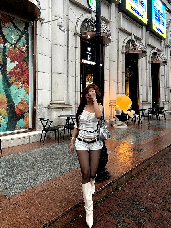 quenhi.phamm instagram image archive image