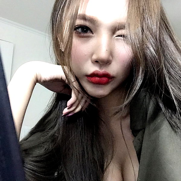 Archived image from @heroineseen on Instagram