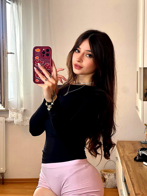 cata.leyah instagram image archive image