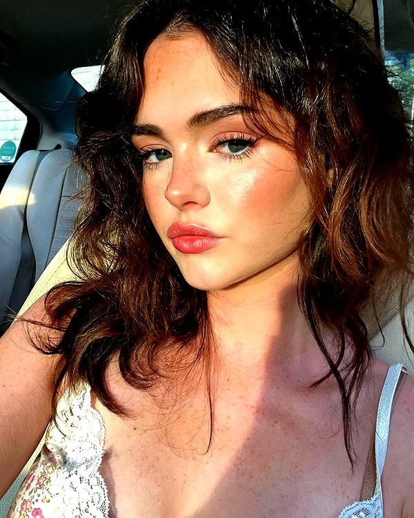baddiesessence instagram image archive image