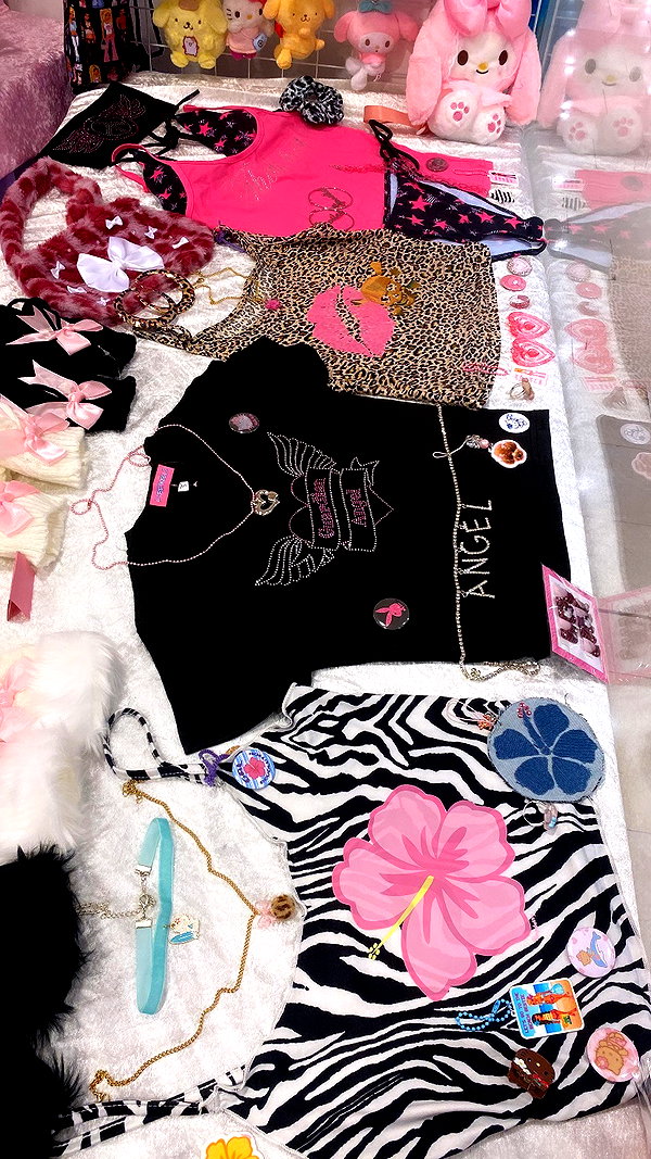 Archived image from @cyberangelz.shop on Instagram