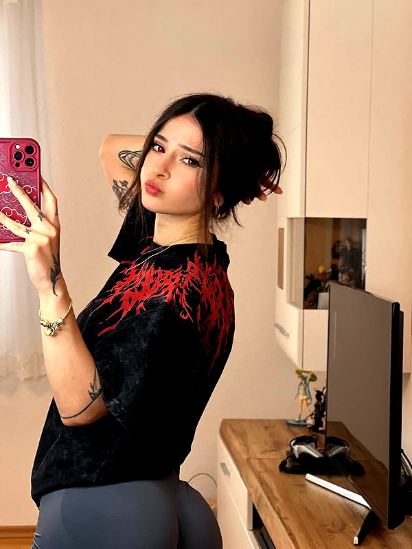 cata.leyah instagram image archive image