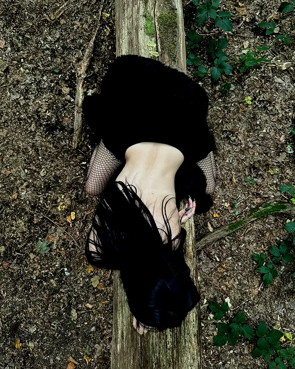 chica.niebla instagram image archive image
