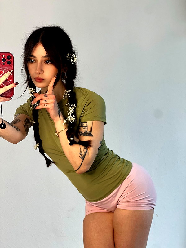 cata.leyah instagram image archive image