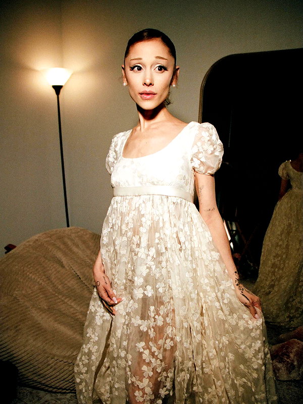 arianagrande instagram image archive image