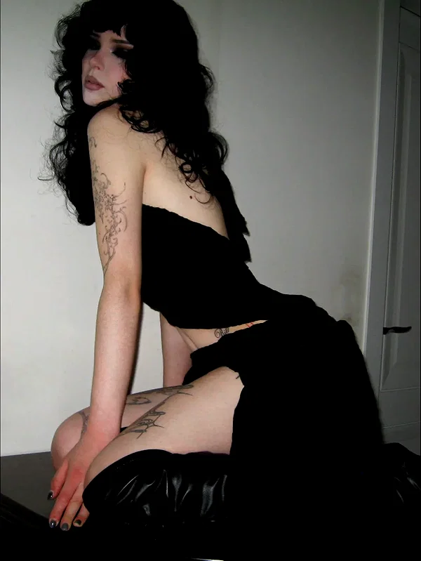 chica.niebla instagram image archive image
