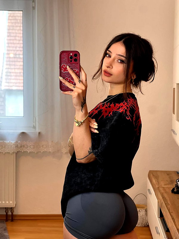 cata.leyah instagram image archive image