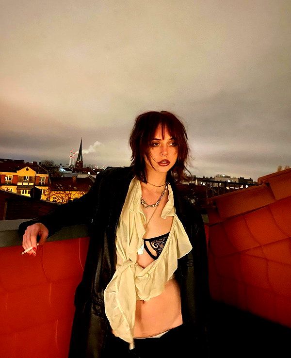 Archived image from @lolabllue on Instagram