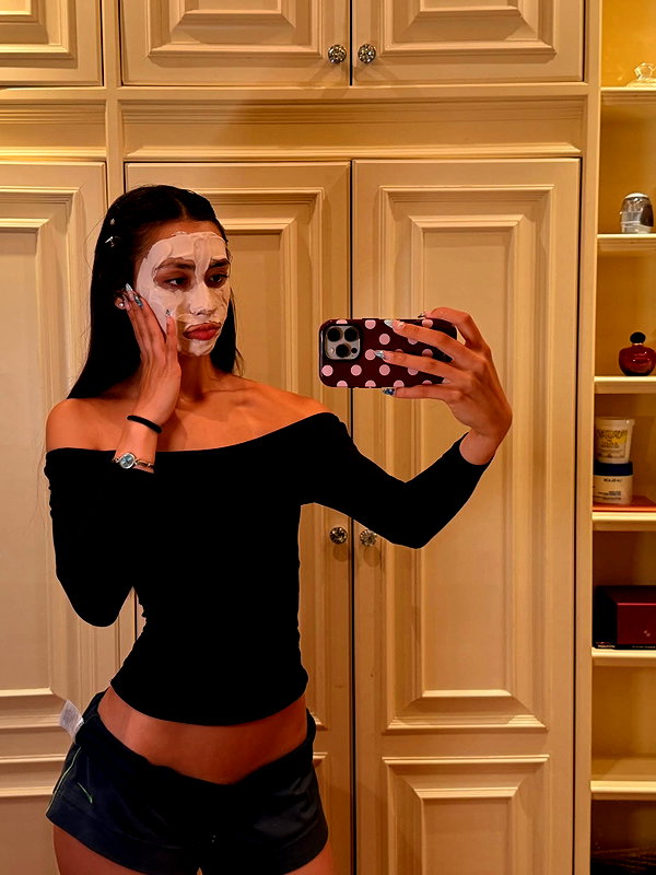 cait.knight instagram image archive image