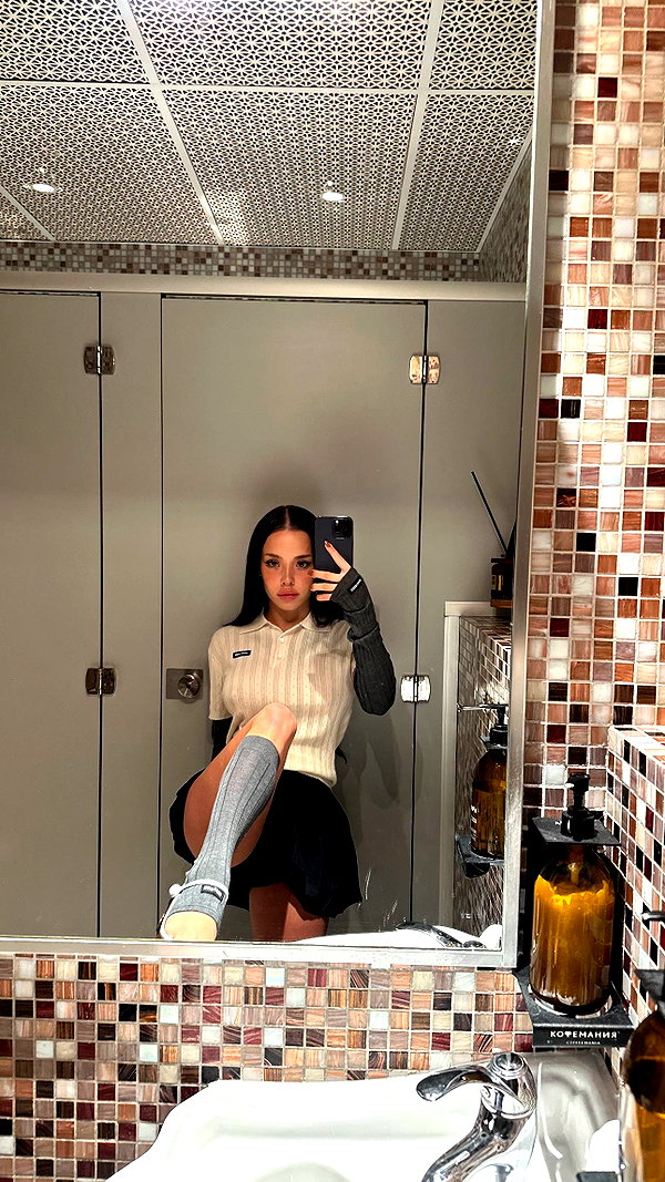 lyna_com2000 instagram image archive image