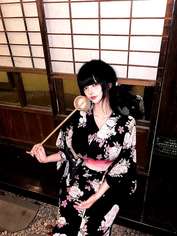 Archived image from @owol.xx on Instagram