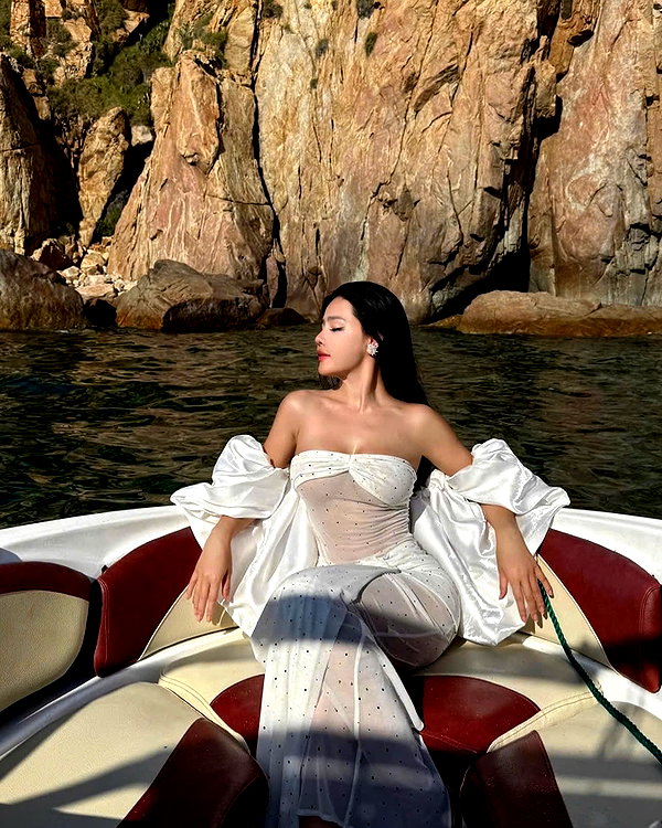 lyhythuedoxinh instagram image archive image