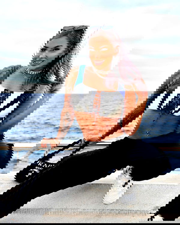 itshayleydavies itshayleydavies archive image