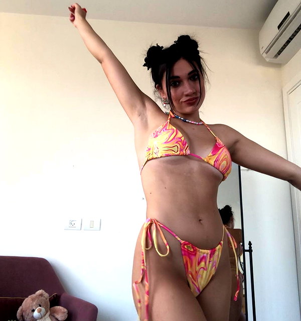 romi_henenson instagram image archive image