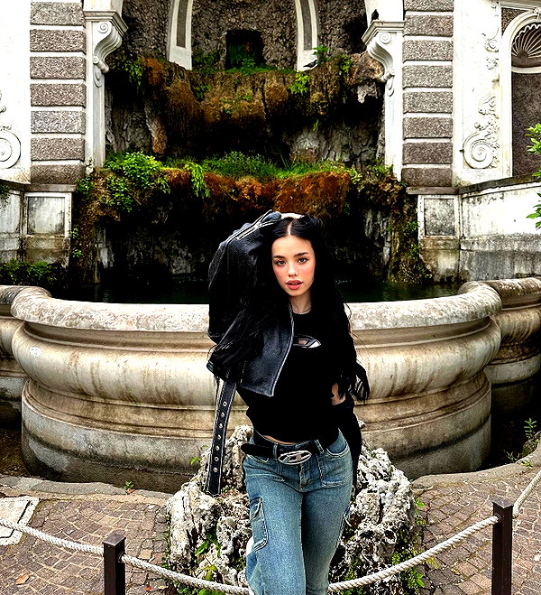 lyna_com2000 instagram image archive image