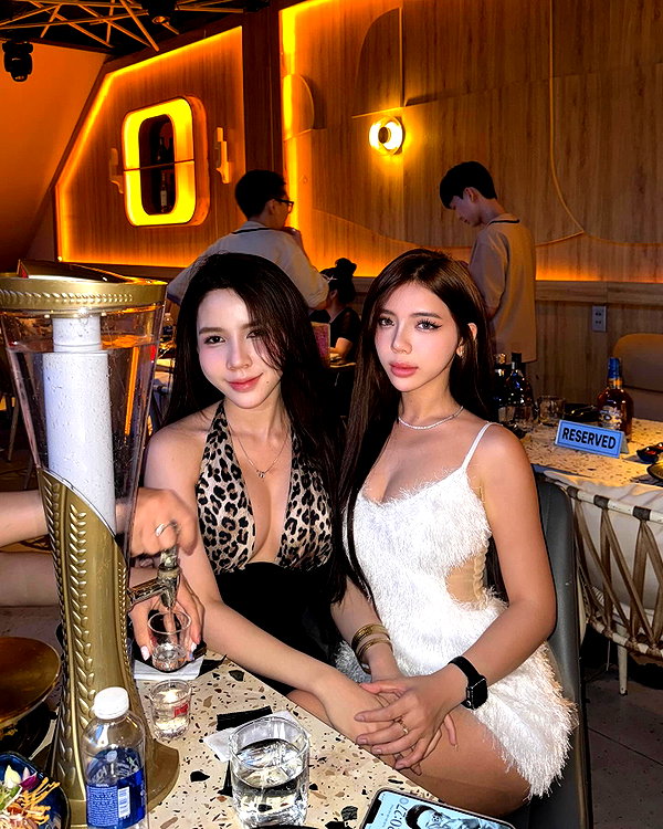 quenhi.phamm instagram image archive image
