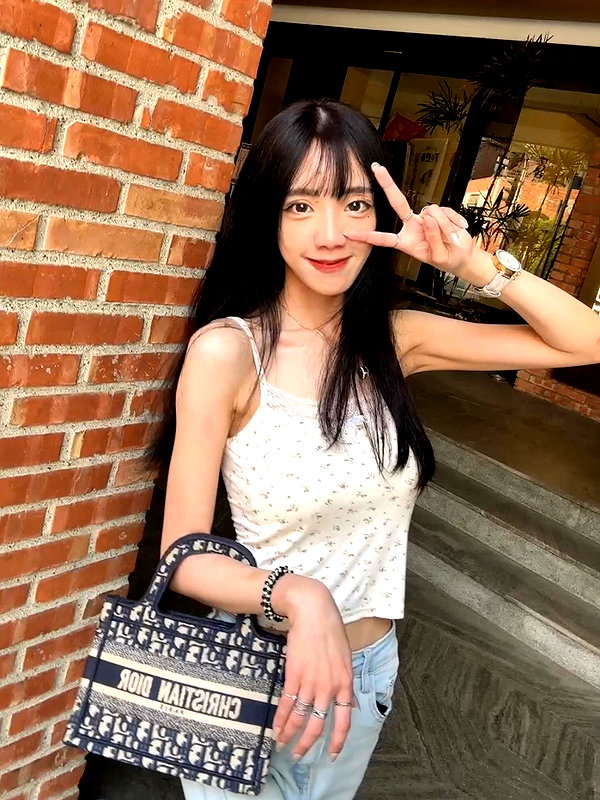xiaojie._.891218 instagram image archive image