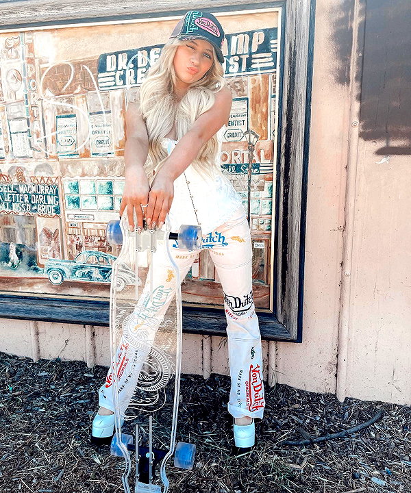 ellianawalmsley instagram image archive image