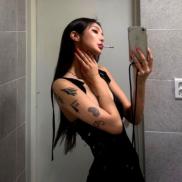 Archived image from @heroineseen on Instagram