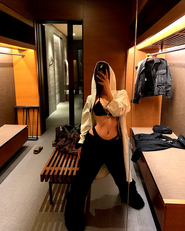 Archived image from @heroineseen on Instagram
