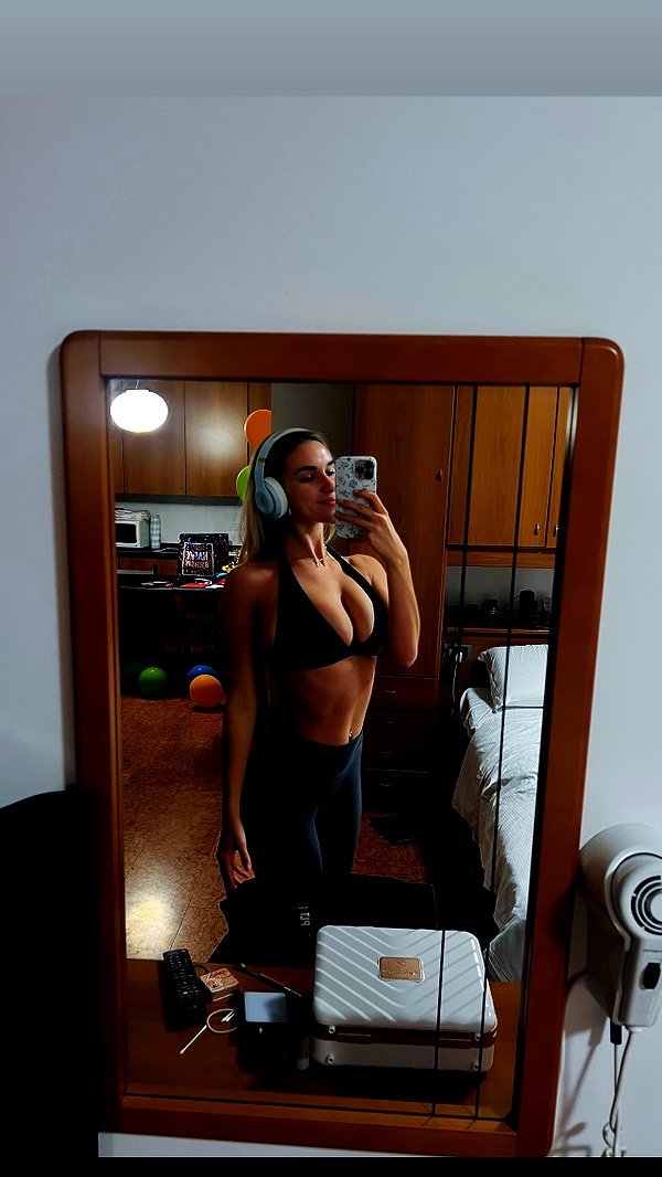 kaylasimmmons archive image