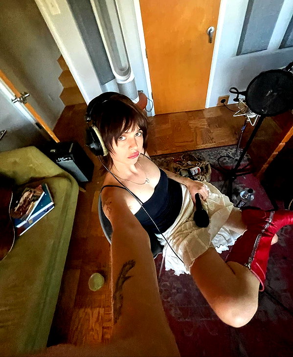 Archived image from @lolabllue on Instagram