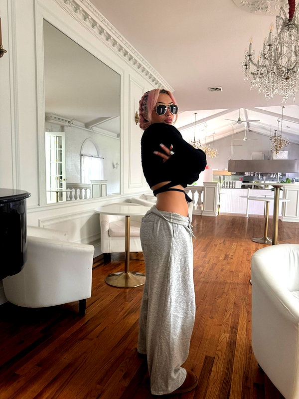 v.qx instagram image archive image