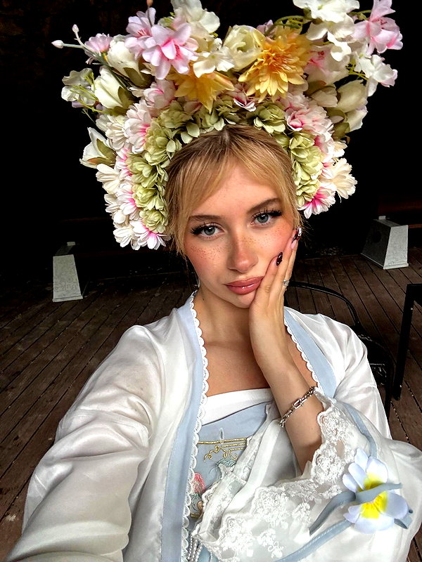 ellianawalmsley instagram image archive image