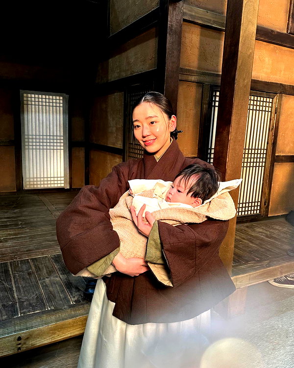 hyeweon__ instagram image archive image