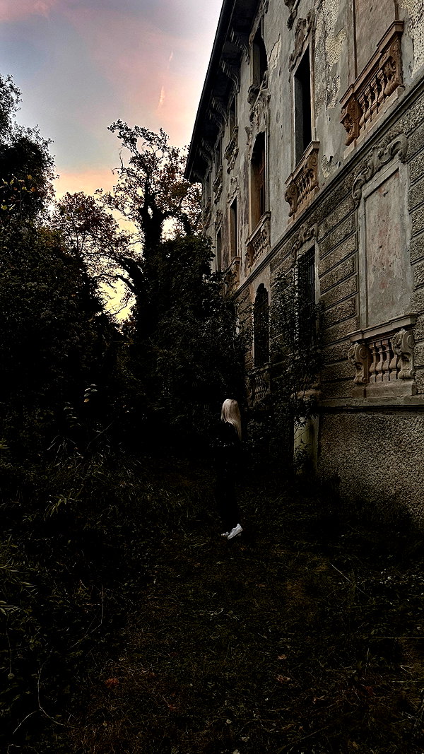 _lia.moon instagram image archive image