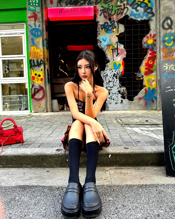 ll.lu1s instagram image archive image