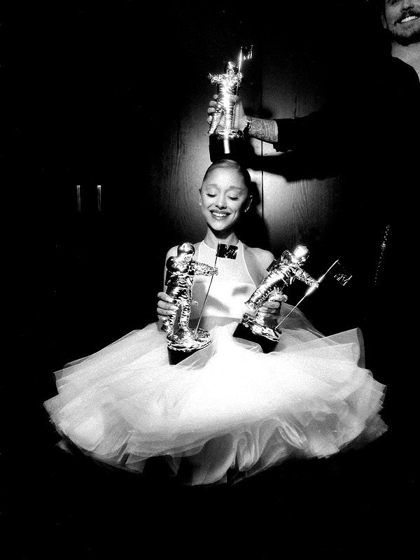 arianagrande instagram image archive image