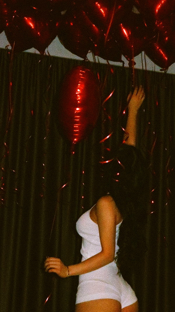 lyna_com2000 instagram image archive image