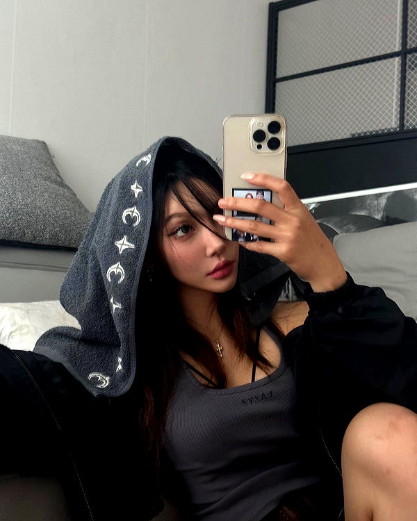 Archived image from @heroineseen on Instagram