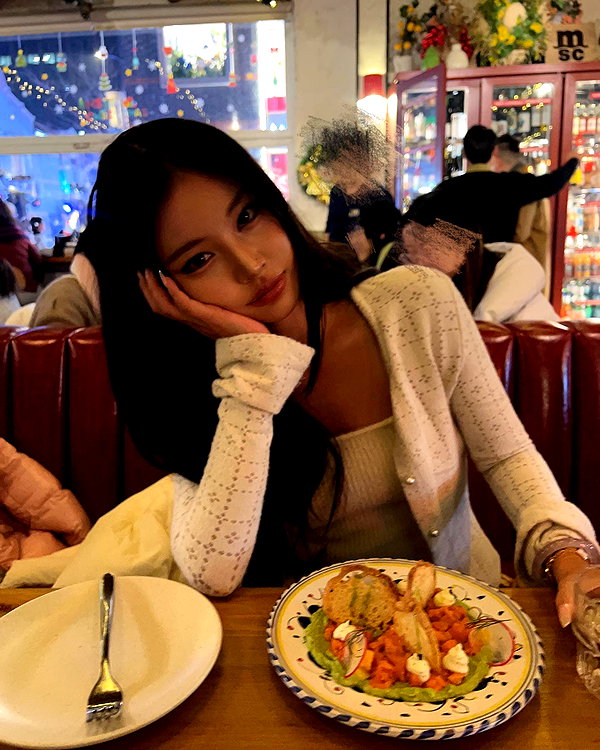 ll.lu1s instagram image archive image