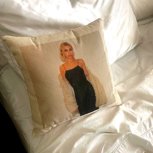 Archived image from @lolabllue on Instagram