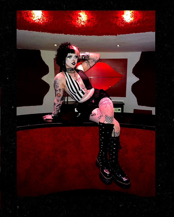 yeahimcaroline instagram image archive image