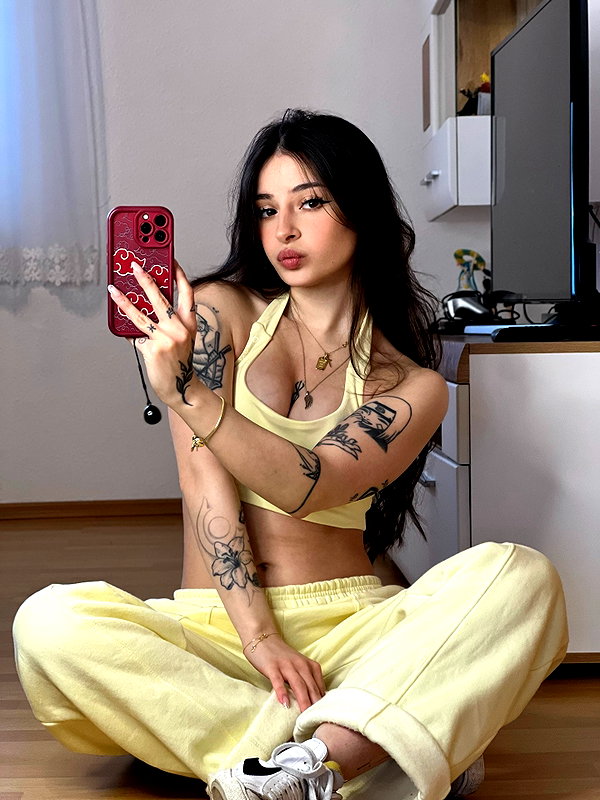 cata.leyah instagram image archive image