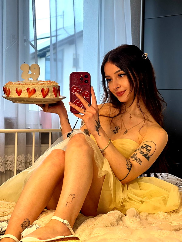 cata.leyah instagram image archive image