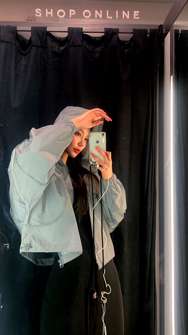 Archived image from @heroineseen on Instagram