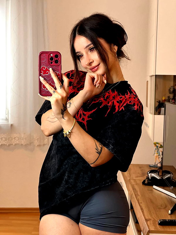cata.leyah instagram image archive image