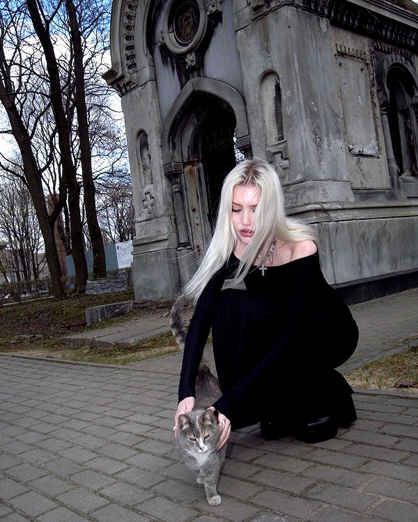 alien.hanna instagram image archive image