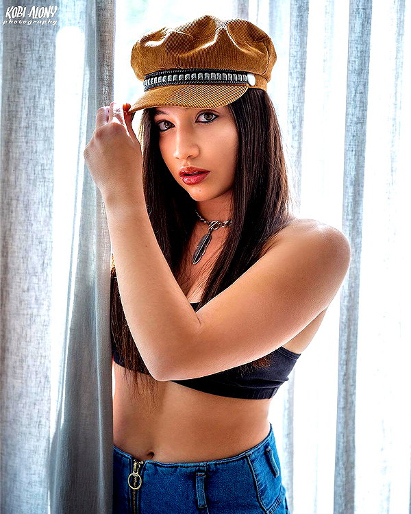 romi_henenson instagram image archive image